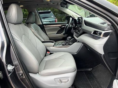 Used 2021 Toyota Highlander Platinum FWD image 19