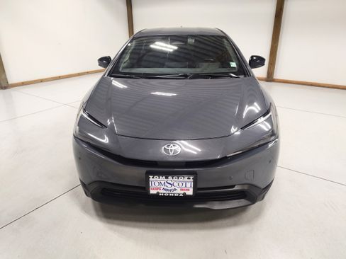 Used 2025 Toyota Prius LE FWD image 3