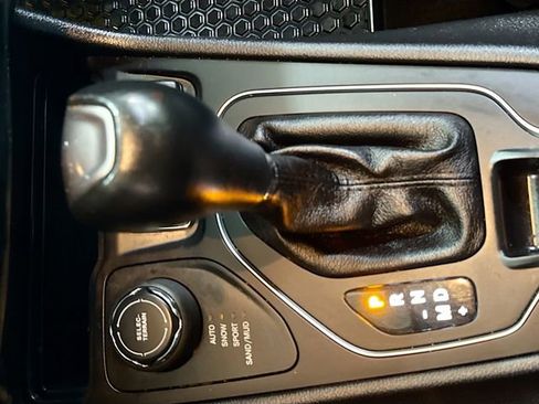 Used 2020 Jeep Cherokee Latitude Plus w/ Cold Weather Group image 17