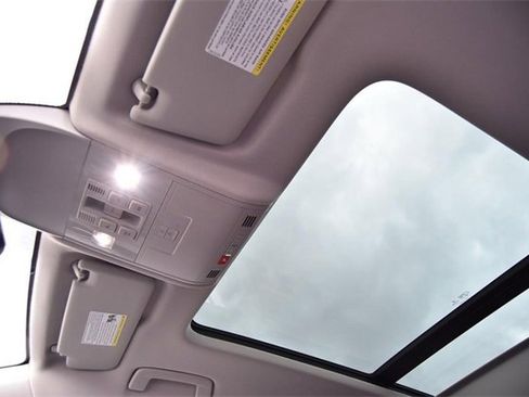 Used 2023 Volkswagen Taos SE w/ Panoramic Sunroof Package image 21