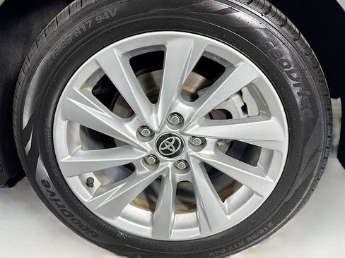 Used 2021 Toyota Camry LE image 31