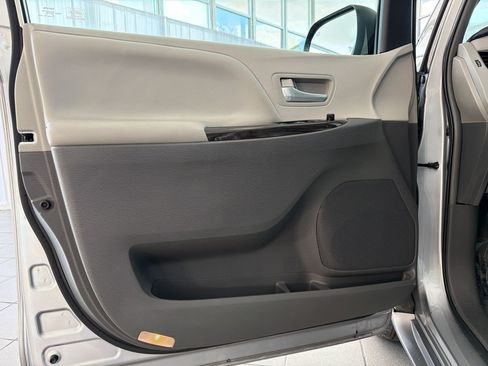 Used 2016 Toyota Sienna XLE w/ XLE Navigation Package FWD image 22