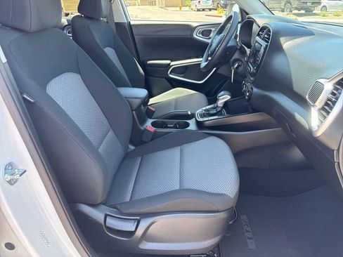 Used 2025 Kia Soul LX w/ LX Technology Package FWD image 17