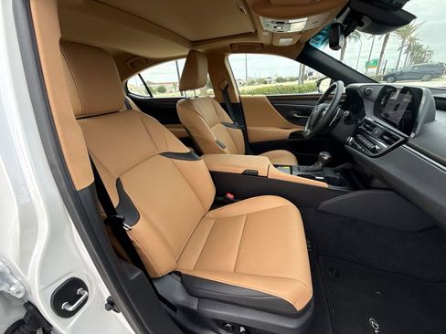 Used 2025 Lexus ES 350 w/ Premium Package image 16