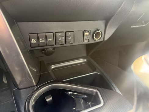 Used 2018 Toyota RAV4 SE AWD/4WD image 16