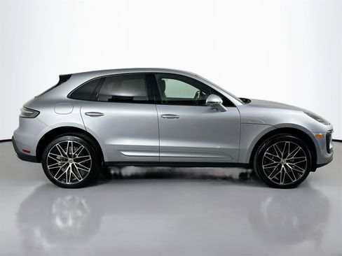 Certified 2025 Porsche Macan image 6
