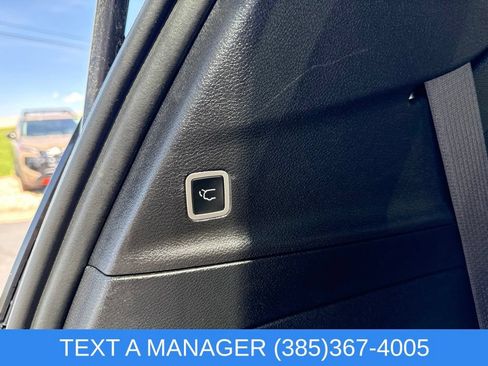Used 2025 Chrysler Pacifica Limited FWD image 13