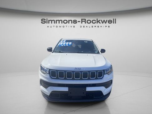 Used 2023 Jeep Compass Sport image 2