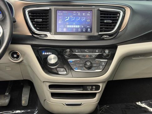 Used 2018 Chrysler Pacifica Touring-L FWD image 15
