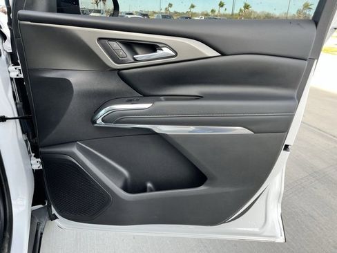 Used 2025 Chevrolet Traverse LT w/ Driver Confidence Package image 24