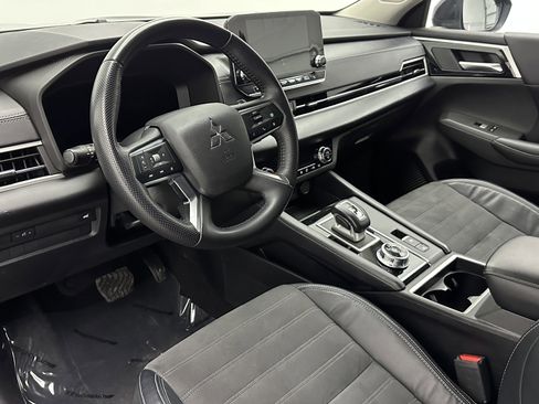 Used 2023 Mitsubishi Outlander SE image 12