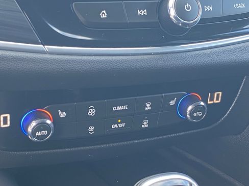 Used 2020 Buick Enclave Essence image 23