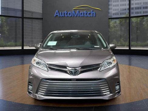 Used 2019 Toyota Sienna XLE w/ XLE Navigation Package FWD image 4
