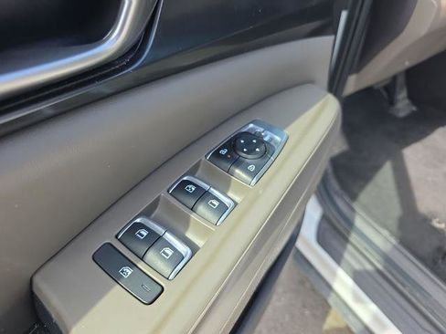 Used 2025 Kia Carnival FWD image 20