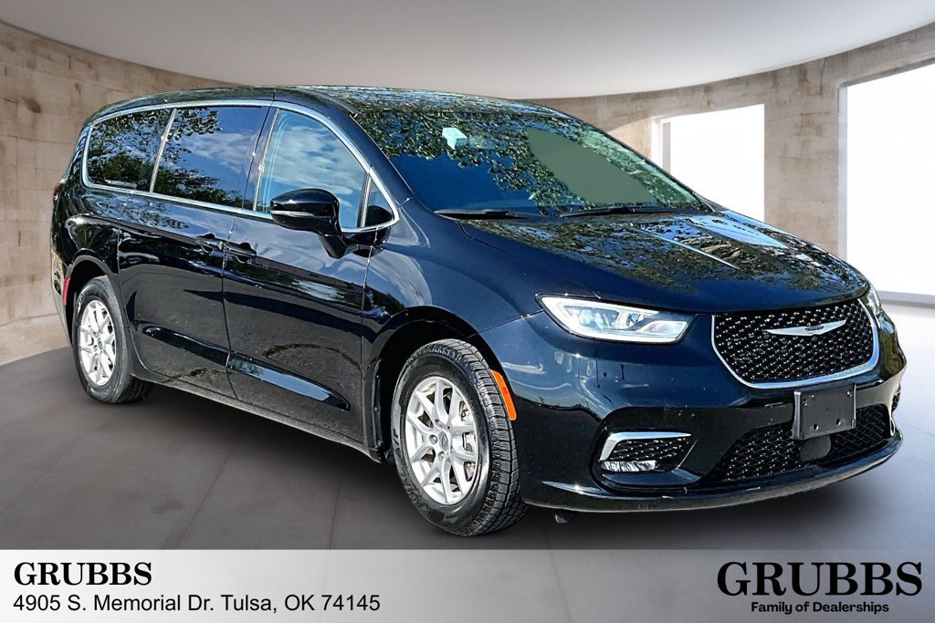 Used 2025 Chrysler Pacifica Select FWD image 1