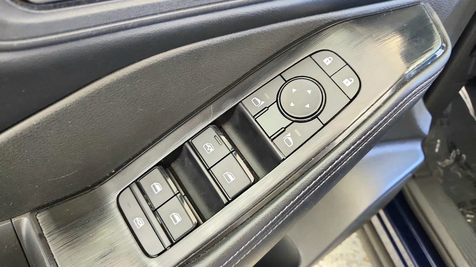Used 2024 Nissan Rogue SV AWD/4WD image 23
