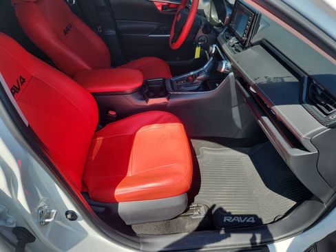 Used 2019 Toyota RAV4 LE FWD image 23