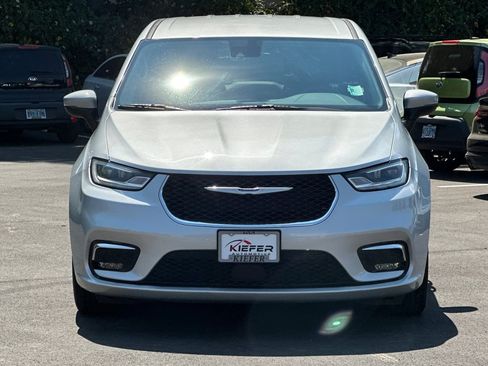 Used 2023 Chrysler Pacifica Touring-L FWD image 9