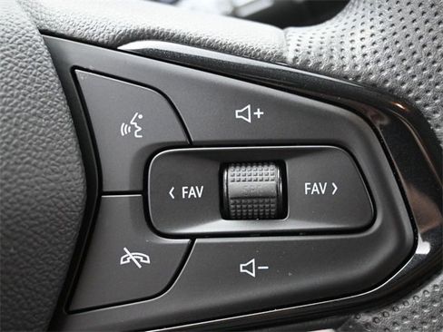 Used 2025 Chevrolet Trax LS image 31