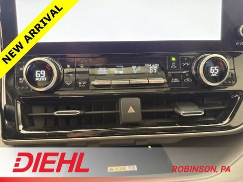 Used 2024 Toyota Highlander Limited image 34