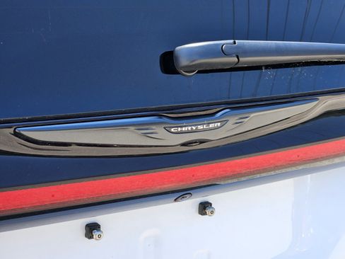 Used 2025 Chrysler Pacifica Limited FWD image 14