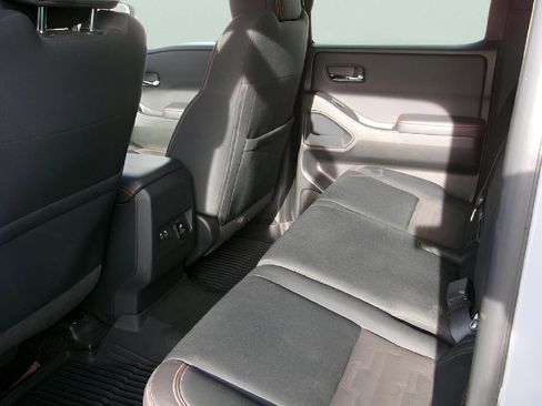 Used 2022 Nissan Frontier PRO-4X image 9