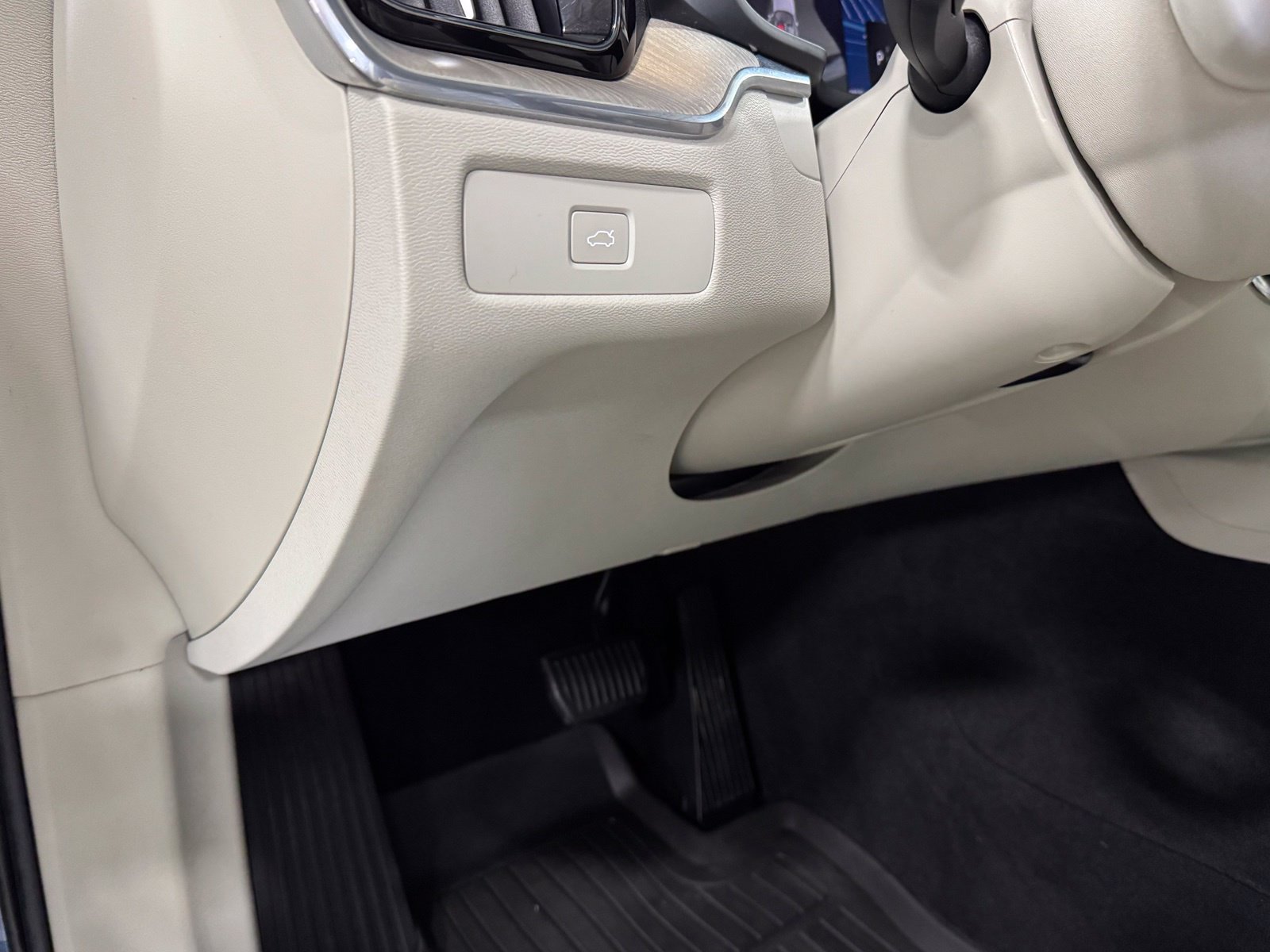 Used 2023 Volvo XC60 B5 Plus w/ Climate Package AWD/4WD image 19