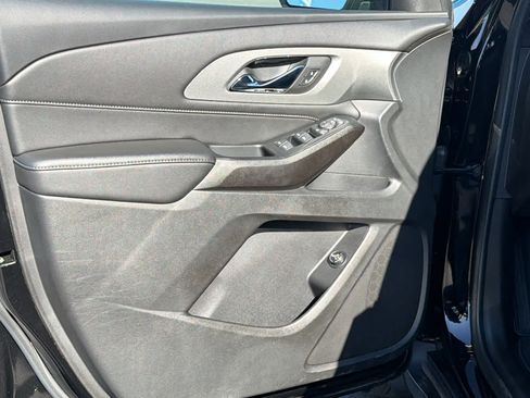 Used 2023 Chevrolet Traverse LT FWD image 23