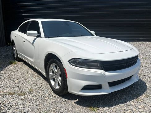 Used 2019 Dodge Charger SXT RWD image 3
