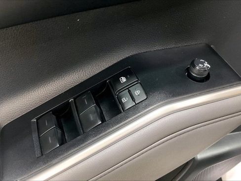 Used 2023 Toyota Highlander XLE AWD/4WD image 40