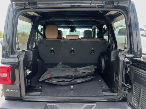 Used 2022 Jeep Wrangler Unlimited Sahara w/ Cold Weather Group AWD/4WD image 16