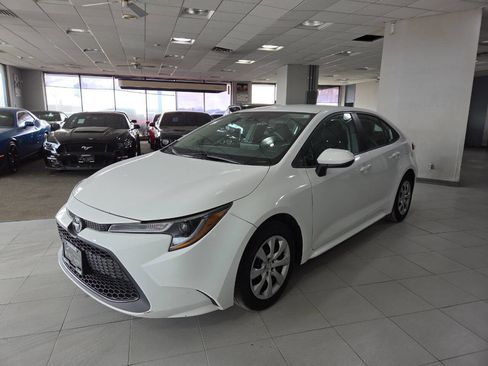 Used 2021 Toyota Corolla LE image 3