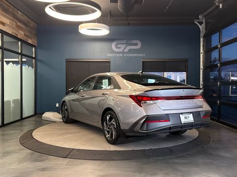 Used 2025 Hyundai Elantra Sport FWD image 5