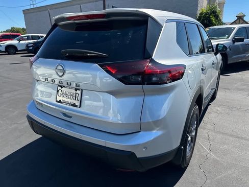 Used 2025 Nissan Rogue S image 3