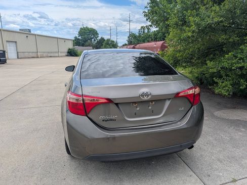 Used 2018 Toyota Corolla LE FWD image 2