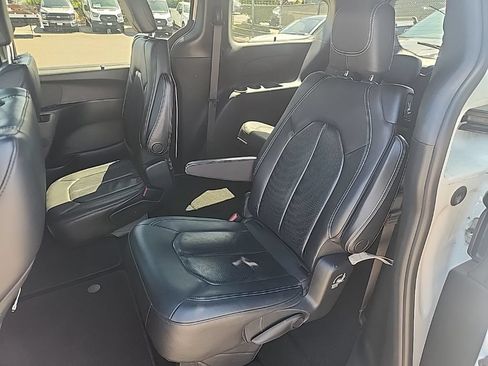 Used 2019 Chrysler Pacifica Touring-L w/ S Appearance Package FWD image 19