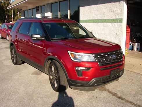 Used 2018 Ford Explorer XLT w/ Equipment Group 202A image 2