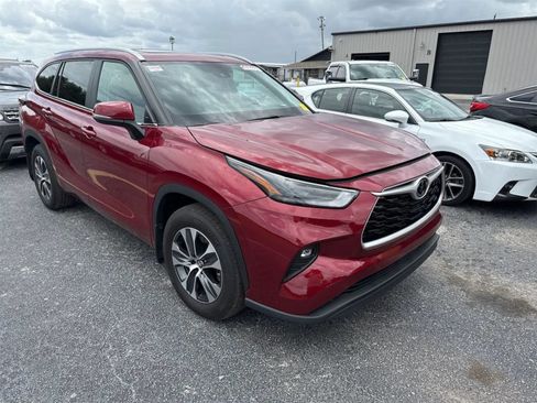 Used 2024 Toyota Highlander XLE FWD image 4