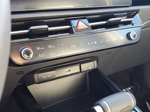 Used 2025 Kia Niro EX image 19