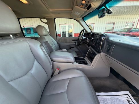 Used 2006 Chevrolet Avalanche Z71 w/ Sun And Sound Package image 11