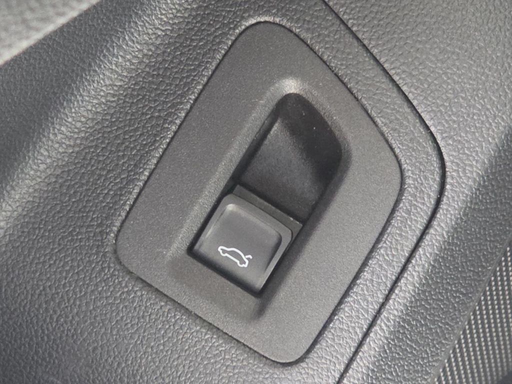 Used 2021 Volkswagen Atlas Cross Sport SE w/ Panoramic Sunroof Package FWD image 34
