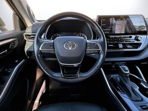 Used 2021 Toyota Highlander Platinum image 10