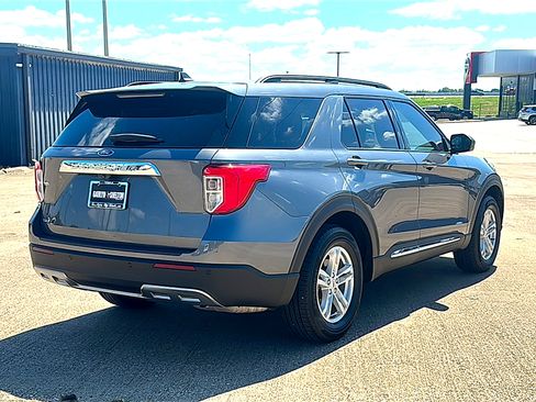 Used 2023 Ford Explorer XLT w/ Equipment Group 202A image 8