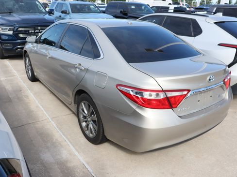 Used 2017 Toyota Camry XLE w/ Moonroof Package image 5
