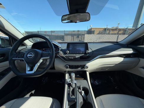 Used 2025 Nissan Altima 2.5 SV image 32