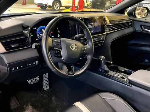 Used 2025 Toyota Camry SE image 8