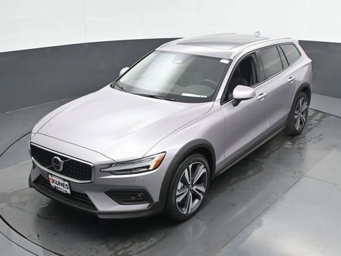 New 2026 Volvo V60 B5 Cross Country Plus w/ Climate Package AWD/4WD image 34