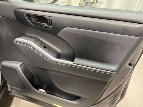 Used 2024 Toyota Highlander XLE image 10