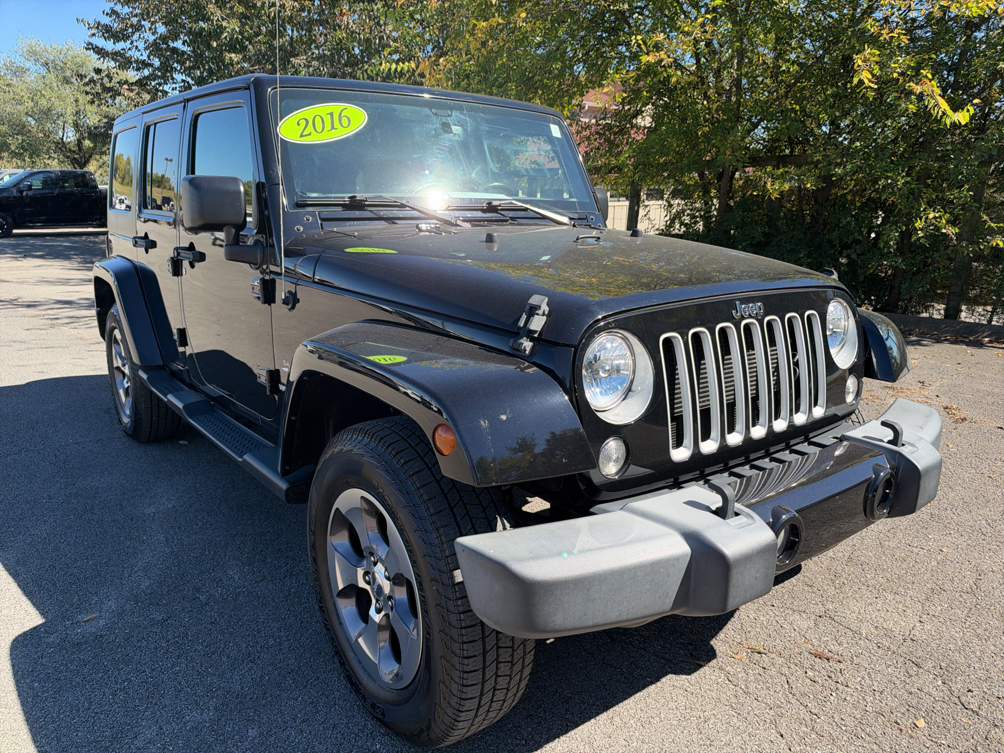 Used 2016 Jeep Wrangler Unlimited Sahara w/ Dual Top Group AWD/4WD image 3