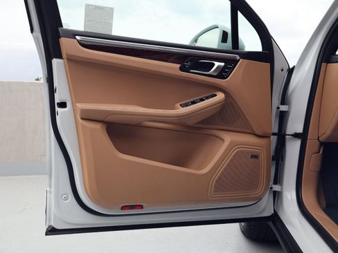 Certified 2023 Porsche Macan image 13